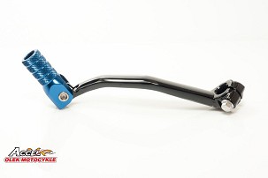 ACCEL POLUGA PROMENE MENJAČA YAMAHA YZ 125/250 '05-'25, FANTIC XE / XX 125 '21-'25 ALUMINIJUMSKA BOJA CRNA, ZAVRŠETAK PLAVA (1C3-18110-00-00)