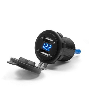 BIKETEC MOTOCIKLISTIČKA DUPLA UTIČNICA SA OSVETLJENJEM I VOLTMETROM MONTAŽA NA RAVNU POVRŠINU (VETROBRAN, KOFER) ILI NA VOLAN - POTREBAN ADAPTER BTMUS28