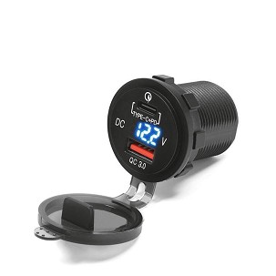 BIKETEC PROMOCIJA MOTOCIKLISTIČKA DUPLA USB UTIČNICA QUICK CHARGE USB TYP-C SA OSVETLJENJEM I VOLTMETROM MONTAŽA NA RAVNU POVRŠINU (VETROBRAN, KOFER) ILI NA VOLAN - POTREBAN ADAPTER BTMUS28 (EL) (K)