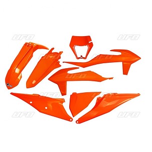 UFO KOMPLET PLASTIKE KTM EXC 125 '20-'21, EXC 250 / 300 TPI '20-'23, EXC-F 250 / 350 / 450 / 500 '20-'23 SA ŠTITNIKOM LAMPE BOJA NARANDŽASTA FLUO (KT527FFLU)