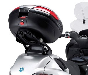 KAPPA NOSAČ CENTRALNOG KOFERA (UCHYLNY) PIAGGIO MP3 125/250/300/400 '06-'11, MP3 TOURING 300/400 '11, MP3 BUSINESS 300/500 '12-'14, MP3 SPORT 300/500 '12-'14 ( SA PLOČOM MONOLOCK )