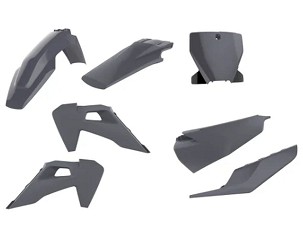 POLISPORT KOMPLET PLASTIKE HUSQVARNA TC/FC TPI '19-'22W SETU TABLICA PREDNJA (8666500005) I ŠTITNICI AMORTIZERA (8398900006) BOJA SIVA