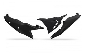 UFO ZADNJE BOČNE PLASTIKE SA POKLOPCEM FILTRA KTM SX 125 / 250 / 300 '23-'26, SXF (SX-F) 250 / 350 / 450 '23-'26, EXC 150 / 250 / 300 '24-'26, EXCF (EXC-F) 250 / 350 / 450 / 500 '24-'26 BOJA CRNA (STRANA LEVA)