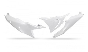 UFO ZADNJE BOČNE PLASTIKE SA POKLOPCEM FILTRA KTM SX 125 / 250 / 300 '23-'26, SXF (SX-F) 250 / 350 / 450 '23-'26, EXC 150 / 250 / 300 '24-'26, EXCF (EXC-F) 250 / 350 / 450 / 500 '24-'26 BOJA BELA (STRANA LEVA)