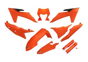 UFO KOMPLET PLASTIKE (FULL KIT) SA ŠTITNICIMA TELESKOPA (AMORTIZERA) KTM EXC 150 / 250 / 300 TBI '24-'25, EXC-F 250 / 350 / 450 / 500 '24-'25 BOJA NARANDŽASTA