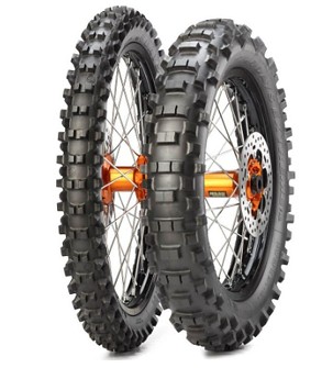 METZELER PAKET GUMA 3 KOMAD (2477700/23) 140/80-18 MCE 6 DAYS EXTREME FIM 70M TT M+S ZADNJI DOT 2023 + RUKAVICE UFO HAYES