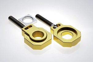 ACCEL ZATEZAČ ZADNJE OSOVINE SA ŠRAFOM KTM SX/SXF/EXC 125-530 '08-'12, EXC/EXCF '08-'19 (PREČN 20MM) BOJA ZLATNA (KPL. 2KOM.)