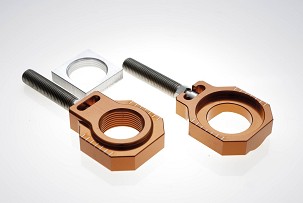 ACCEL ZATEZAČ ZADNJE OSOVINE SA ŠRAFOM KTM SX/SXF 125-450 '13-19, HUSQVARNA TC 125/250 / FC 250/350/450 '15-18 (PREČN. 25MM) BOJA NARANDŽASTA (KPL. 2KOM.)