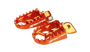 SCAR RACING PAPUČICE PEGI ALUMINIJUMSKE KTM SX/EXC '98-'16, HUSQVARNA '14-'16, GASGAS MC 50/65 '21-'24, SHERCO '08-'25, BETA RR '05-'19, HUSABERG '08-'14 BOJA NARANDŽASTA