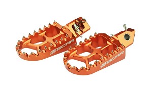 SCAR RACING PAPUČICE PEGI ALUMINIJUMSKE KTM SX/EXC '23- , HUSQVARNA '23-, GASGAS '24-, SHERCO '08-'25, BETA RR '05-'19, HUSABERG '08-'14 BOJA NARANDŽASTA
