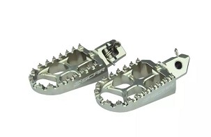 SCAR RACING PAPUČICE PEGI ALUMINIJUMSKE KTM SX/EXC '23- , HUSQVARNA '23-, GASGAS '24-, SHERCO '08-'25, BETA RR '05-'19, HUSABERG '08-'14 BOJA TITANSKI (SREBRNA)