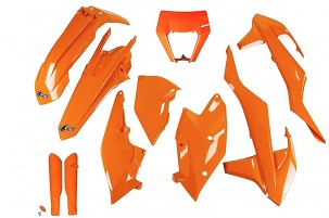 UFO KOMPLET PLASTIKE (FULL KIT) SA ŠTITNICIMA TELESKOPA (AMORTIZERA) KTM EXC/EXC-F TPI '17-'19 SA ŠTITNIKOM LAMPE BOJA NARANDŽASTA (KT523E127)