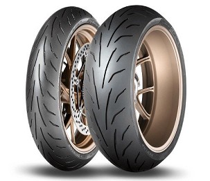 DUNLOP KOMPLET GUMA (637484/26) 120/70ZR17 SPMAX QUALIFIER CORE (58W) TL PREDNJA DOT 2026 + (637860/25) 200/50ZR17 SPMAX QUALIFIER CORE (75W) TL ZADNJA DOT 2025 + SLUŠALICE JBL