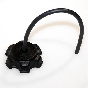 UFO ČEP REZERVOARA SUZUKI RM 125/250 '94-'05 BOJA CRNA - ZAMENJEN SA HO02699001