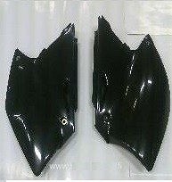 UFO ZADNJE BOČNE PLASTIKE SUZUKI RMZ 250 '04-'06 BOJA CRNA - ZAMENJEN SA KA03755001