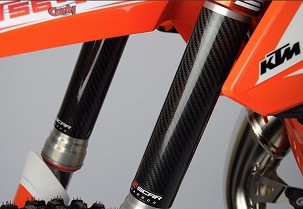 SCAR RACING SAMOPRZYLEPNE ŠTITNICI GOLENI LAG TELESKOPA CARBON DIMENZIJAY 220X45MM (MALO MOTOCIKLE)