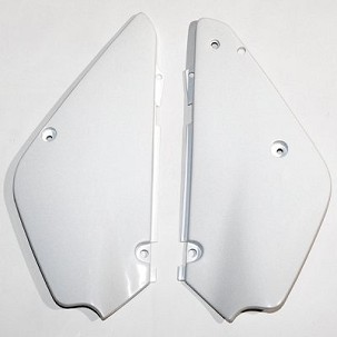 UFO ZADNJE BOČNE PLASTIKE SUZUKI RM 85 '00-'26, BOJA BELA