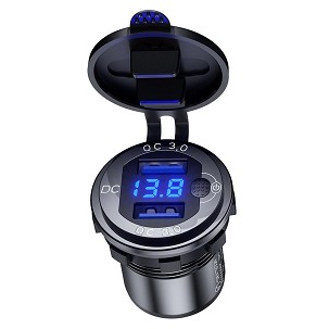 BIKETEC PROMOCIJA MOTOCIKLISTIČKA DUPLA USB UTIČNICA QC 3.0 - 36W SA VOLTMETROM MONTAŽA NA RAVNU POVRŠINU (VETROBRAN, KOFER) ILI NA VOLAN - POTREBAN ADAPTER BTMUS28 (EL) (K)