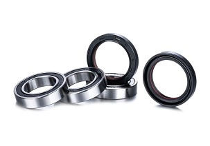 FACTORY LINKS 2026/01 LEŽAJEVI ZADNJEG TOČKA SA ZAPTIVAČIMA HONDA CRF 450 RWE '19-'24, SUZUKI RMZ 250 '07-'24, RMX 450 Z 10-'19, RMZ 450 '05-'24 (25-1250) LOW FRICTION - MANJI OTPOR KOTRLJANJA
